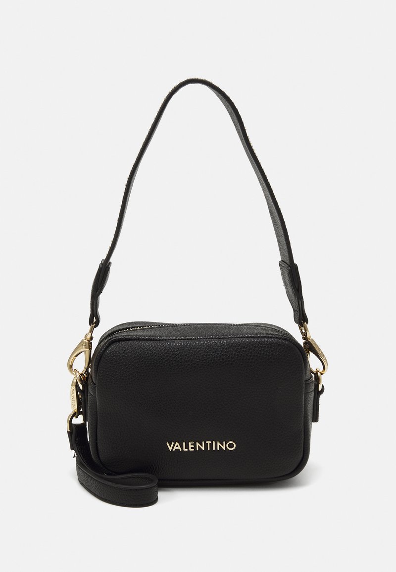 Schwarze Leder-Crossbody-Tasche mit strukturierter Oberfläche, goldfarbener Hardware, Reißverschluss und verstellbarem Trageriemen. "VALENTINO"-Logo in Gold auf der Vorderseite.