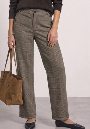 Street One, STRAIGHT LEG HOSE MIT KAROMUSTER UND KNÖPFEN - Pantalon classique - sanded amber