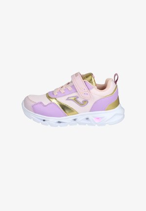 Zapatilla deportiva morada y rosa con detalles dorados, materiales de malla y sintéticos, cuello acolchado, cinta de velcro y suela blanca con características luminosas.
