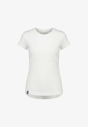 Weißes, kurzärmeliges, figurnahes Damen-T-Shirt mit rundem Ausschnitt und kleinem schwarzem Etikett am unteren linken Saum.