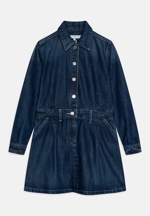 Robe chemise en denim foncé avec manches longues, col, fermeture boutonnée sur le devant, détails à la taille et jupe légèrement évasée.