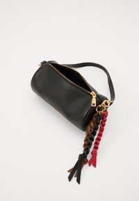 Bolso cilíndrico de cuero negro con cierre de cremallera, presenta herrajes dorados y tres asas trenzadas en marrón, negro y rojo.