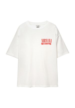 T-shirt bianco in cotone a maniche corte, con testo rosso "NIRVANA" e "NEVERMIND" sul lato sinistro del petto. Vestibilità rilassata e scollo rotondo.
