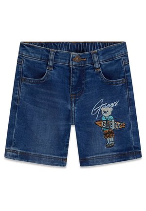 Shorts di jeans con vita elasticizzata, tasche frontali e orsetto ricamato che tiene una tavola da surf con la scritta "Guess" sulla gamba destra.