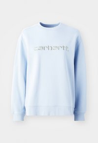 Lys blå crewneck genser laget av mykt stoff har en fremtredende sølv brodert "carhartt"-logo over fronten.