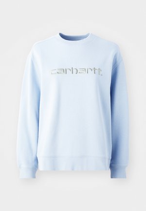 Un sweat à col rond bleu clair en tissu doux, doté d'un logo "Carhartt" brodé en argent bien visible sur le devant.