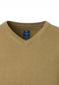 V-Ausschnitt Pullover in Beige, mit strukturiertem Rippmuster und einem Etikett mit "Redmond Casual" Branding. Schlichtes Design ohne Muster.