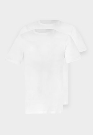 Deux t-shirts en coton blanc uni à manches courtes, avec encolures rondes et une texture lisse et douce, empilés légèrement décalés.