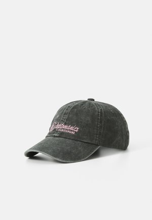 Gorra de algodón gris con visera curvada y texto bordado en rosa que dice "Apostamanicx Club Culinair" en la parte frontal.