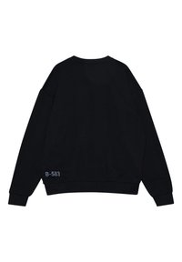 Felpa nera con maniche lunghe, scollo rotondo, polsini e orlo a coste. Presenta la scritta "B-583" stampata in azzurro chiaro sul lato inferiore.