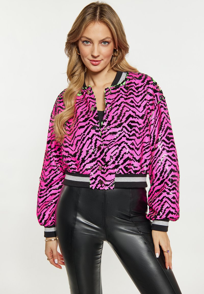 Gestructureerde cropped bomberjack met een zwart en roze zebrapatroon, voorzien van ribgebreide manchetten en onderrand, en een knoopsluiting aan de voorkant.