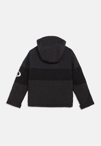 Crna kapuljača jakna s teksturiranim uzorkom u obliku mreže, koja sadrži kontrastnu solidnu crnu prugu u sredini i detalj s logotipom na rukavu.