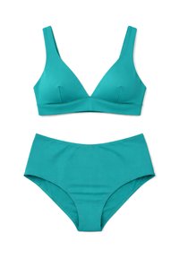 Maillot de bain deux pièces sarcelle avec haut rembourré à col en V et bas taille haute, en tissu lisse sur fond blanc.
