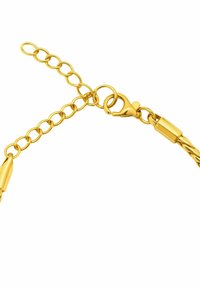 Gouden kettingarmband met een gedraaide ontwerp, voorzien van een karabijnsluiting, verstelbare lengte met schakels en een gladde textuur.
