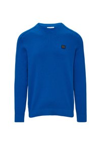 Blauwe gebreide trui met een ronde hals, geribbelde manchetten en zoom, met een klein zwart logo op de borst. Gladde textuur.