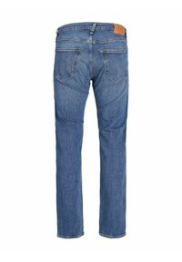 Jeans de mezclilla azul con corte recto, que presentan una etiqueta de cuero en la cintura, dos bolsillos traseros y detalles de costura distintivos.