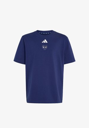 Camiseta azul marino de manga corta con logo blanco de Adidas y pequeño emblema en forma de corazón con ojos centrado debajo del cuello.