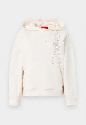 Kreminės spalvos džemperis su priekinėmis kišenėmis ir dekoratyvine virvute ant krūtinės, vidinėje apykaklėje yra raudonas prekės ženklas.