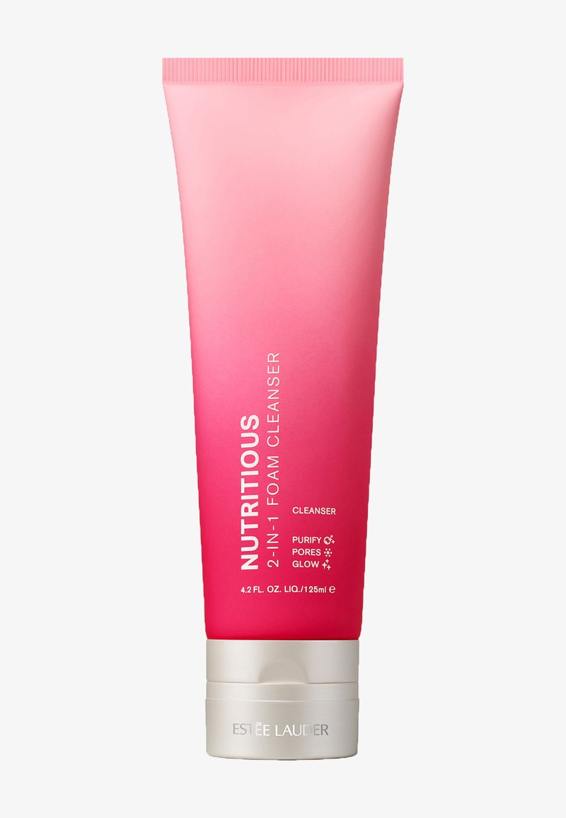 Rosa gradient plasttube med silverbas, märkt "Näringsrik 2-i-1 skumrengöring" i vitt. Kapacitet: 4,2 fl. oz. (125 mL).