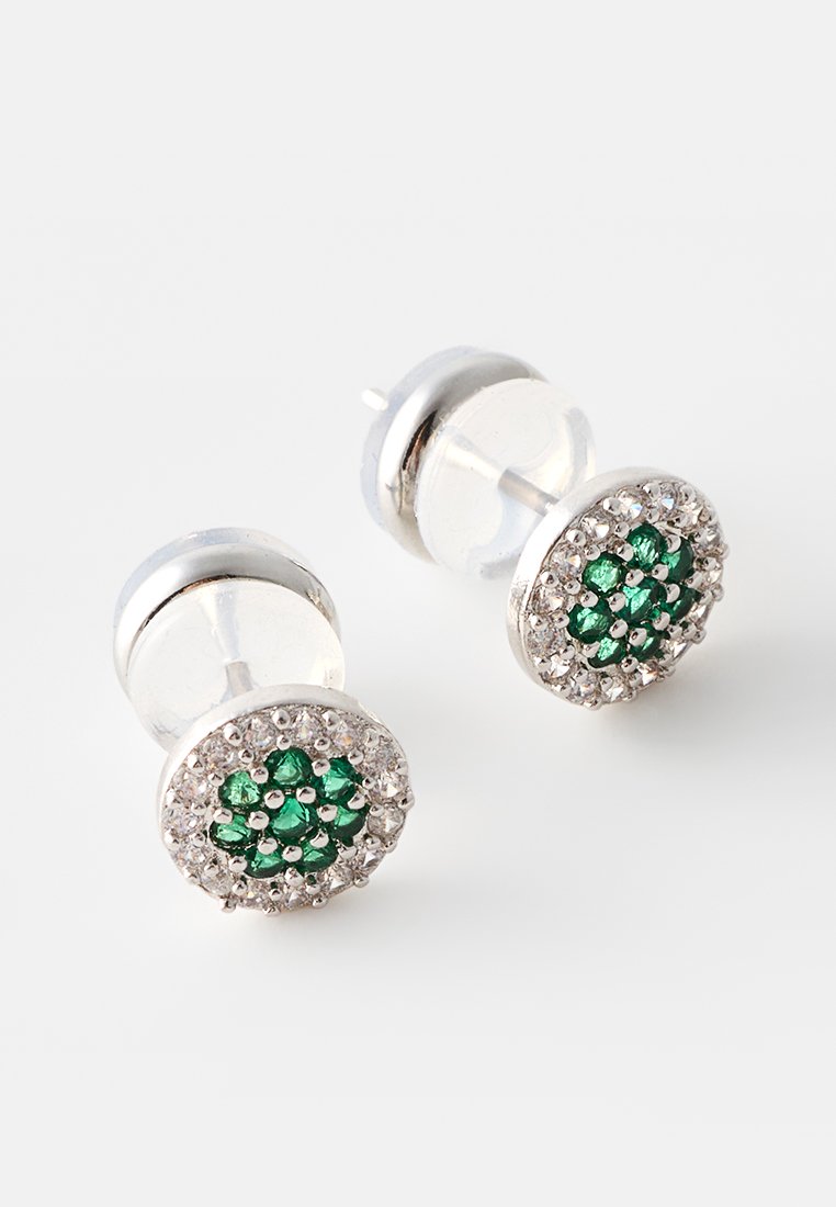Orecchini a perno in argento con un design circolare, adornati con pietre verdi e circondati da piccoli strass trasparenti.