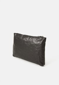Pochette nera, testurizzata, con chiusura a zip, caratterizzata da un motivo sottile e da una forma rettangolare, realizzata in materiale sintetico.