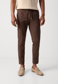 Lindbergh DRAWSTRING PANTS - Pantaloni - deep brown