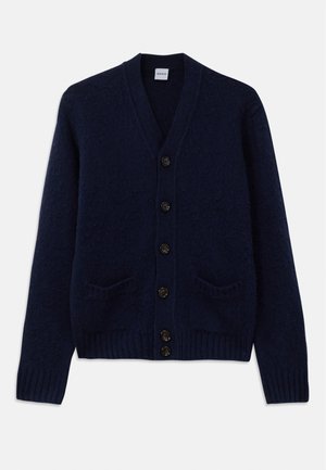 Cardigan tricoté bleu marine avec un col en V, six boutons marron, deux poches avant et des poignets et un ourlet côtelés. Tissu texturé.