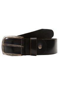 Cinturón de cuero negro con una hebilla metálica de tono plateado. Presenta una textura suave y un detalle de logo en la hebilla. Diseño clásico con un acabado pulido.