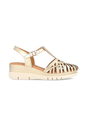 Sandalia cuña de oro y beige con punta abierta, correa y diseño troquelado que presenta acentos metálicos. Parte superior sintética ligera y texturizada. Suela de goma.