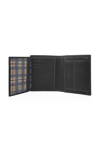 Cartera de cuero negro con un forro de tela de cuadros. Presenta múltiples ranuras para tarjetas y un acabado suave y texturizado. Diseño compacto, sin herrajes.