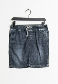 Gonna di jeans in grigio scuro con finitura sbiadita. Presenta una vita elasticizzata con cordoncino e tasche laterali.