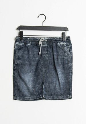 Jupe en denim gris foncé avec une finition délavée. Dispose d'une taille élastique avec cordon de serrage et de poches latérales.