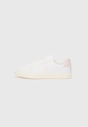 Valged tennisjalanud, millel on sile tekstiilpealne, ümar nina, lame kummitald ja pastellroosa konts. Külje peal on logo.