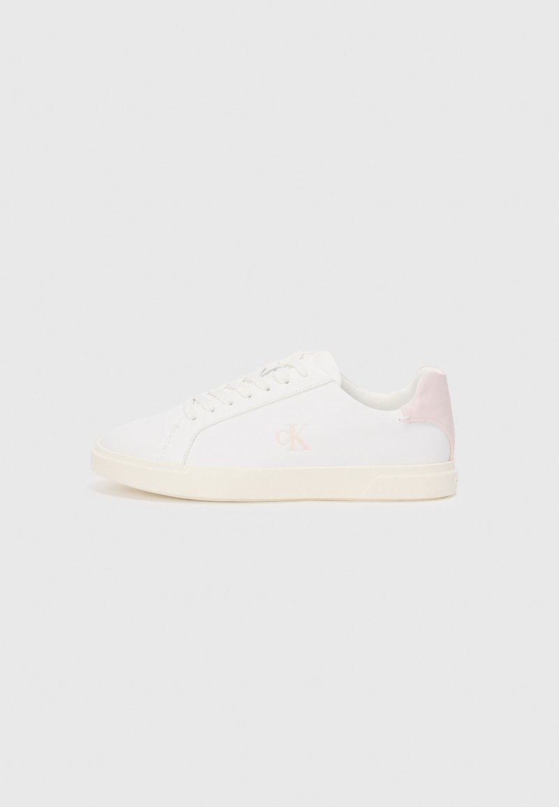 Balti sportiniai bateliai su lygiu tekstiliniu viršumi, apvalia nosimi, plokščiu guminiais padu ir pasteliniu rožiniu kulno akcentu. Ant šono matomas logotipas.