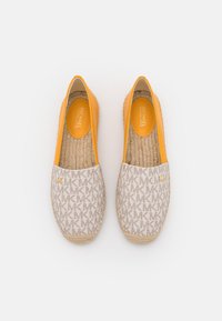 Un paio di espadrillas slip-on da donna con parte anteriore in tessuto beige con logo MK e sezioni del tallone in pelle arancione, suole in juta intrecciata e marchio Michael Kors all'interno.