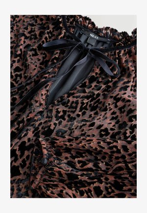 Leopardenmuster-Kleid aus weichem Samt, mit tiefem V-Ausschnitt und schwarzen Schleifen, gerafftem Halsausschnitt und subtilen Strukturvariation.