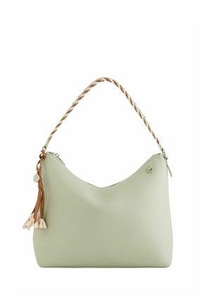Bolso de cuero verde claro con asa trenzada y adorno de borla marrón con detalles de flores en color crema, cierre de cremallera en la parte superior.