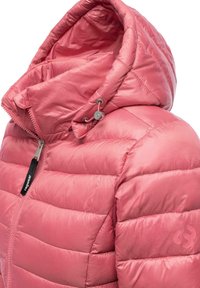 Różowa pikowana kurtka puchowa z regulowanym kapturem, zapięciem na zamek błyskawiczny oraz metką "ragwear" na uchwycie zamka.