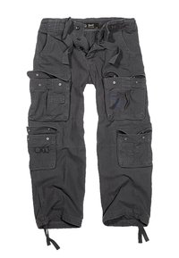 Šedé cargo kalhoty vyrobené z lehkého materiálu, vybavené několika kapsami, nastavitelnými stahovacími šňůrkami na kotnících a volným střihem.