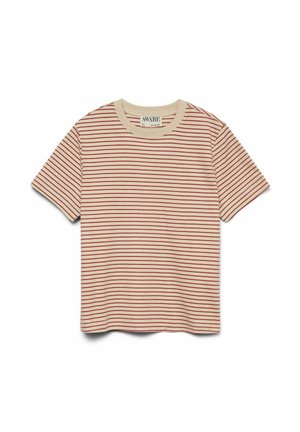 Maglietta in cotone con scollo rotondo, caratterizzata da strisce orizzontali rosse e beige, maniche corte e vestibilità comoda. Etichetta del marchio AWARE inclusa.