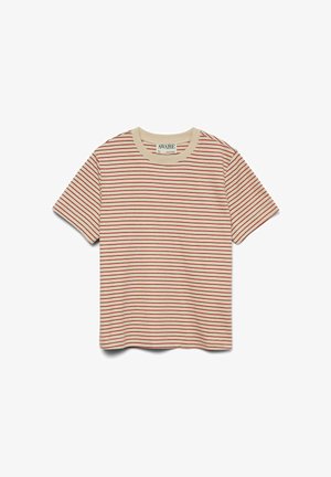 Bawełniana koszulka z okrągłym dekoltem, z poziomymi czerwonymi i beżowymi paskami, krótkimi rękawami i luźnym krojem. Zawiera metkę marki AWARE.