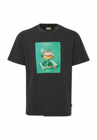 Sort bomulds T-shirt med et centralt grafik af en dessert på en tallerken med teksten "LEGENDARY" ovenfor og "ISOLID" nedenfor. Enkel design.