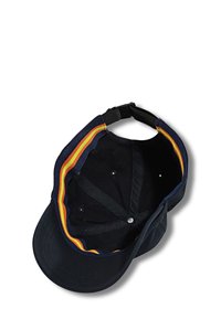 Casquette de baseball noire vue de l'intérieur, avec une doublure intérieure rayée orange et jaune et une sangle noire réglable à l'arrière.