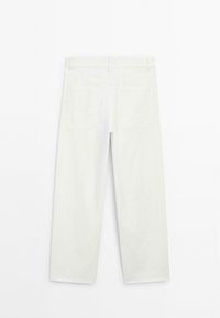 Hvide bomuldsjeans med lige ben-design, der har to baglommer og en glat overflade. Ingen synlig hardware eller mønstre.