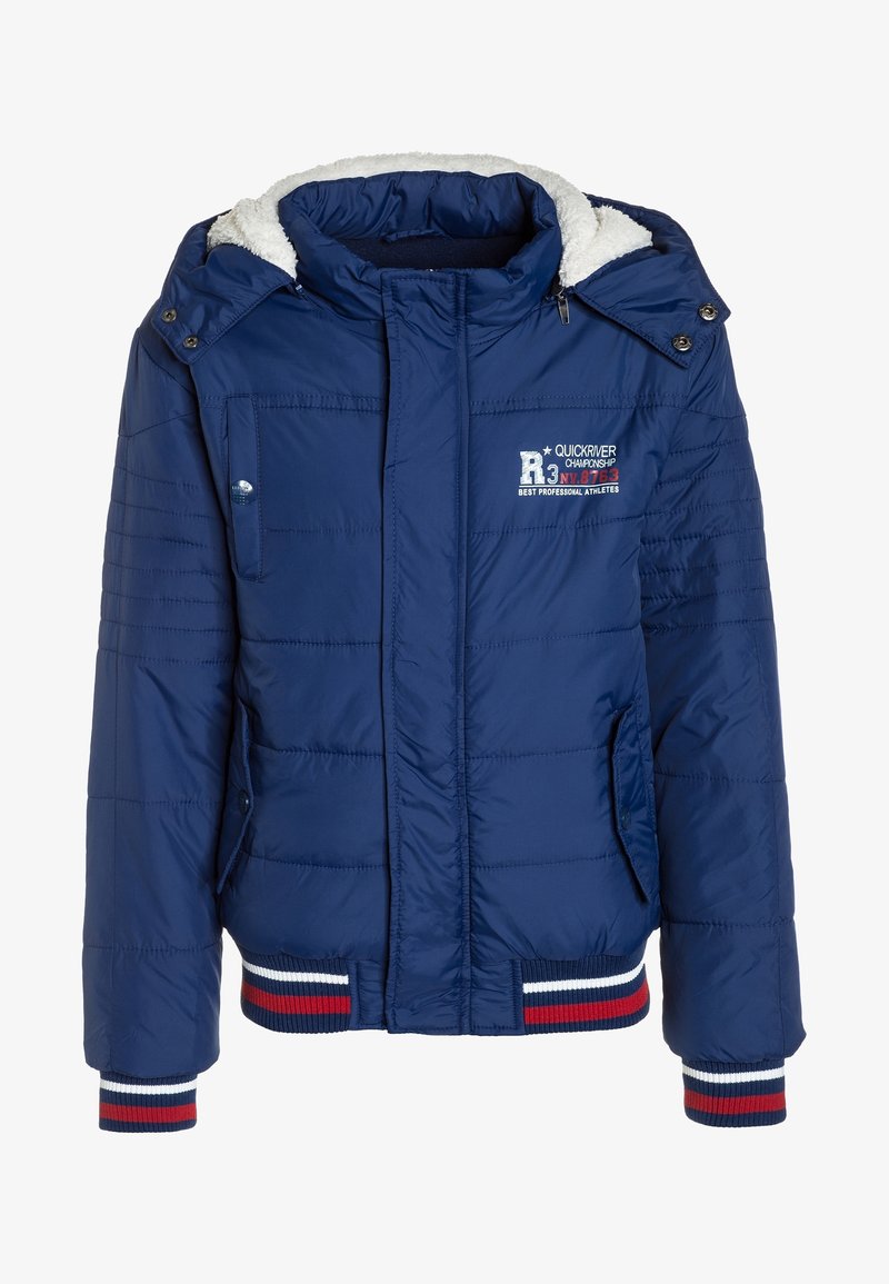 Veste matelassée bleu marine avec capuche doublée en polaire blanche, fermeture éclair à l'avant, logo poitrine et poignets et ourlet côtelés rayés rouge, blanc et bleu.