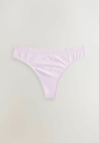 Lichtpaarse thongonderbroek gemaakt van zacht, elastisch materiaal. Beschikt over een brede tailleband en een minimalistisch ontwerpelement. Soepele textuur.