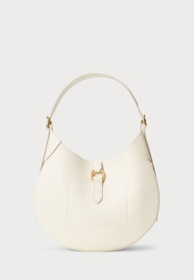 Λευκή δερμάτινη τσάντα με καμπύλο σχήμα και υφή. Διαθέτει λαβή στην κορυφή και χρυσά αξεσουάρ. Δύο μπροστινές τσέπες.