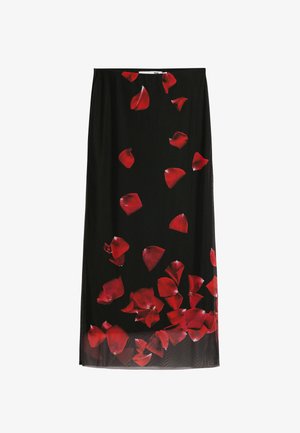 Crna suknja s raspršenim uzorkom crvenih latica ruža, izrađena od laganog materijala, s lepršavim, ravnim dizajnom i prozirnom teksturom.