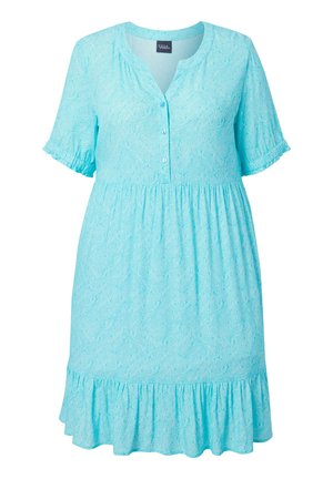 Lyseblå kortærmet kjole med tekstureret bladmønster, rund halsudskæring, knappet front, rynket talje og flæsekant.