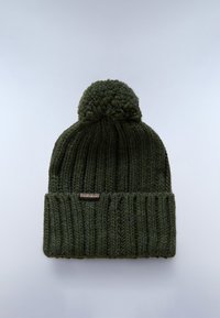 Tummanvihreä neulottu pipo, jossa on ribbikuvio, pom-pom huipulla ja pieni logotarrat edessä.